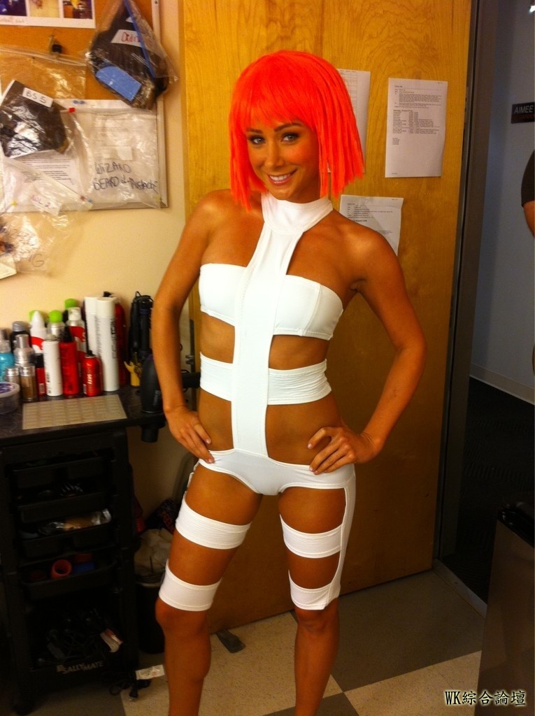 sara-underwood-cosplay-leeloo.jpg