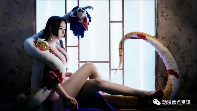 海贼王:女帝最完美cosplay,身高191,腿长1.8米,下腰动作满分!-5.jpg