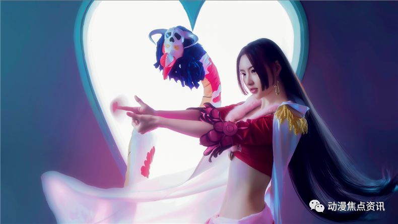 海贼王:女帝最完美cosplay,身高191,腿长1.8米,下腰动作满分!-4.jpg
