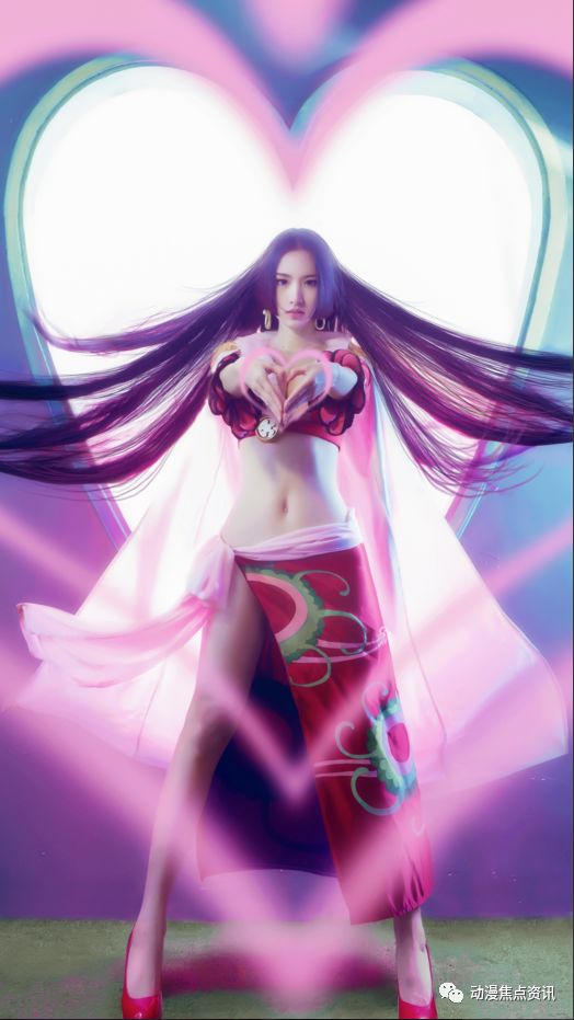 海贼王:女帝最完美cosplay,身高191,腿长1.8米,下腰动作满分!-7.jpg