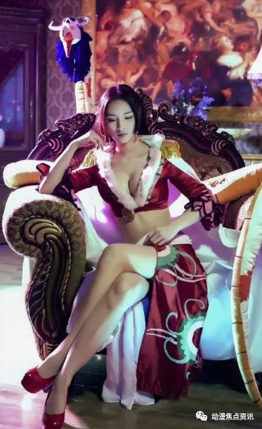 海贼王:女帝最完美cosplay,身高191,腿长1.8米,下腰动作满分!-10.jpg
