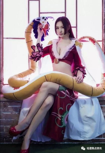 海贼王:女帝最完美cosplay,身高191,腿长1.8米,下腰动作满分!-8.jpg