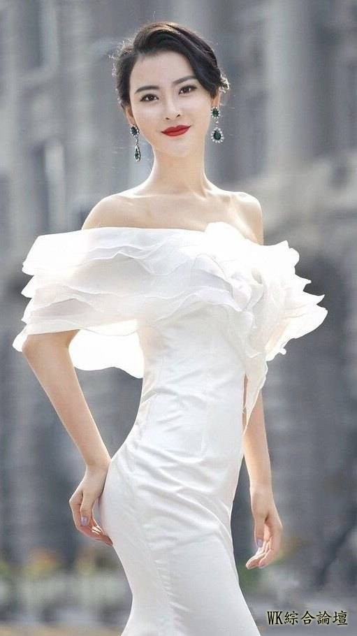 街拍：美女车模穿了一件蓝色吊带包臀裙，纯美又性感-4.jpeg