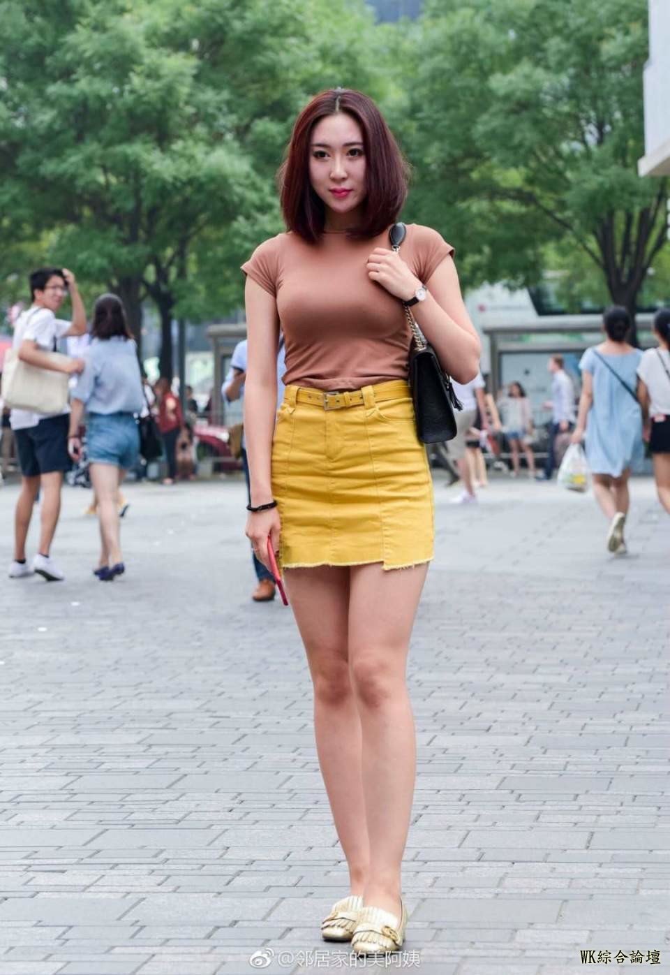 街拍：不挑腿型完美遮肉！百搭A字裙就是让你任性秀美腿-2.jpeg