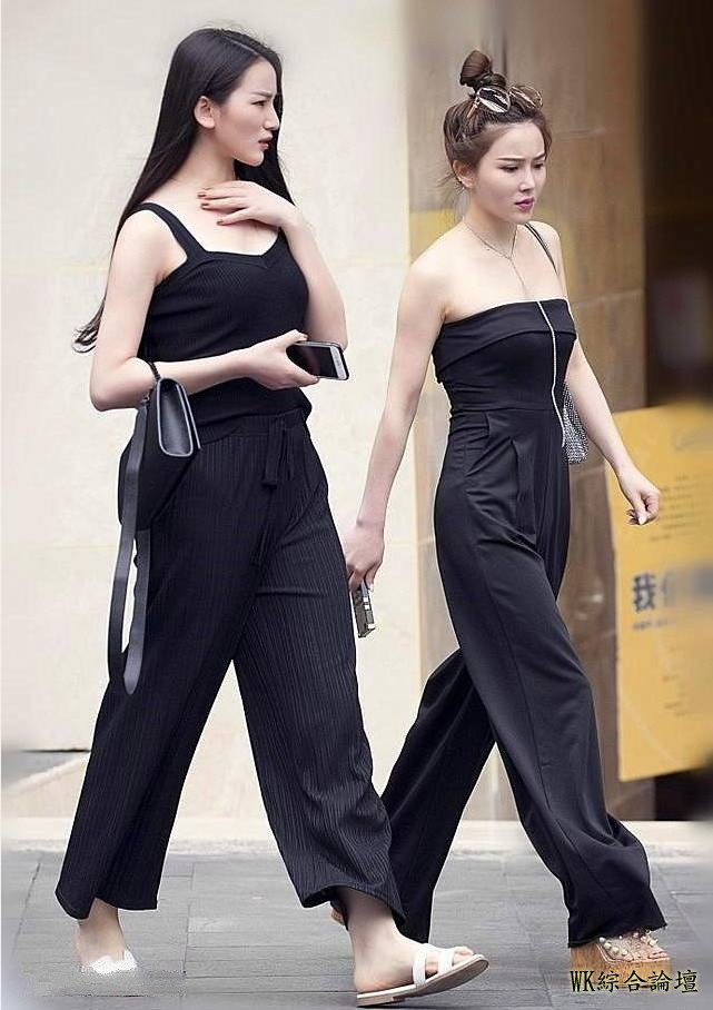 街拍：短发的性感小妹，穿搭时尚有品位，微露香肩真的迷人！-2.jpeg