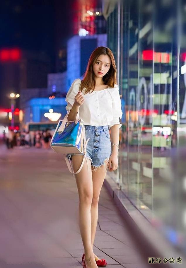 街拍：短发的性感小妹，穿搭时尚有品位，微露香肩真的迷人！-4.jpeg