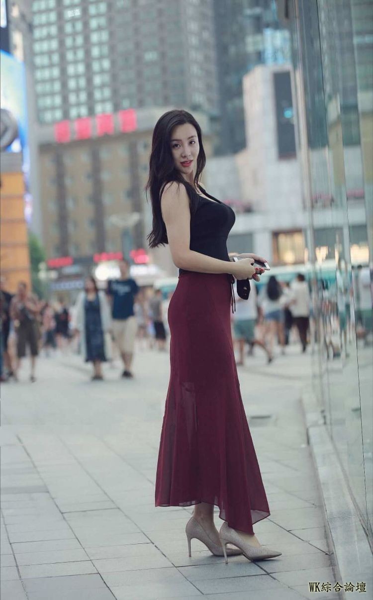 街拍：告别厚重与沉闷，小姐姐教你秋天穿裙子的完美方式！-1.jpeg
