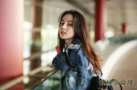 女星最尴尬瞬间！迪丽热巴穿粉红短裙线下捞金，突然起大风！-1.jpeg