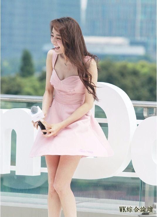 女星最尴尬瞬间！迪丽热巴穿粉红短裙线下捞金，突然起大风！-2.jpeg