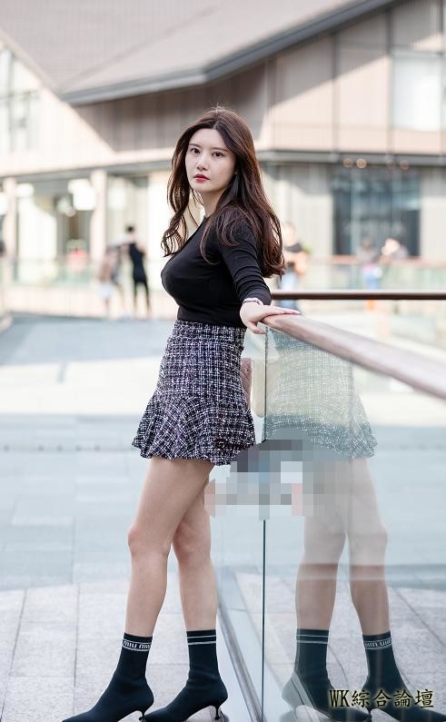 街拍：图三热裤搭皮靴展示白腿，三姐妹低头浅笑，满满轻熟风情！-1.jpeg