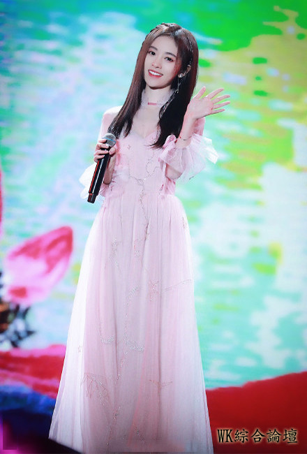 鞠婧祎再现女神装扮，穿薄纱裙不露反而更优雅，比日韩女星美多了-4.jpeg