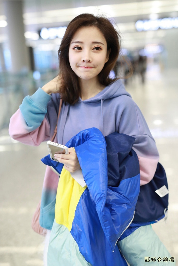 冯提莫这件卫衣199块钱，搭配拼色羽绒服，比上万的衣服还洋气-4.jpeg