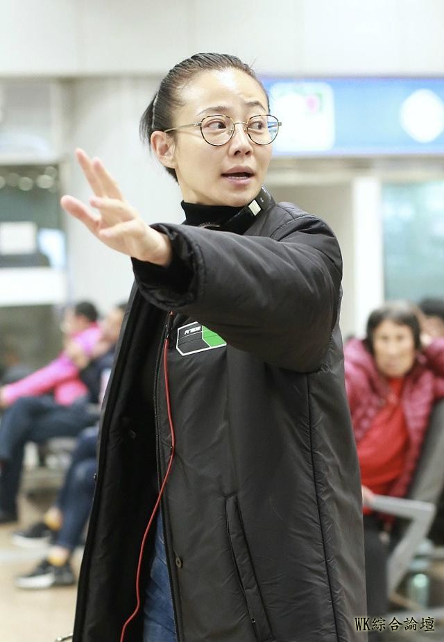 谭卓的机场照真是一股清流！纯素颜都遮不住大咖范，还撞脸宋丹丹-1.jpeg