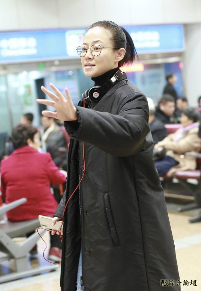 谭卓的机场照真是一股清流！纯素颜都遮不住大咖范，还撞脸宋丹丹-4.jpeg