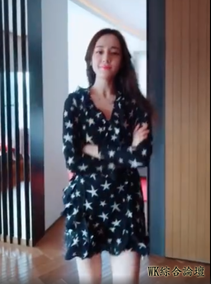 迪丽热巴跳甩头舞美炸，秀雪白大长腿超性感！网友：脖子还好吗？-2.png