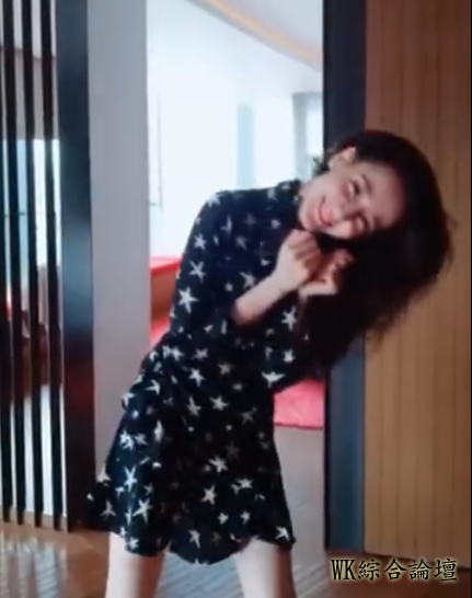 迪丽热巴跳甩头舞美炸，秀雪白大长腿超性感！网友：脖子还好吗？-3.png