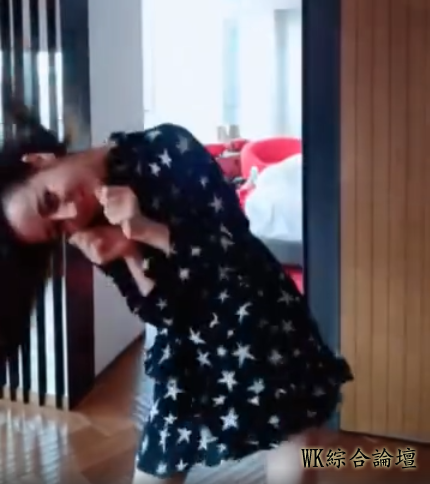 迪丽热巴跳甩头舞美炸，秀雪白大长腿超性感！网友：脖子还好吗？-5.png